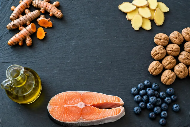 Полезные продукты на сланцевой доске: лосось, куркума, имбирь, орехи и голубика