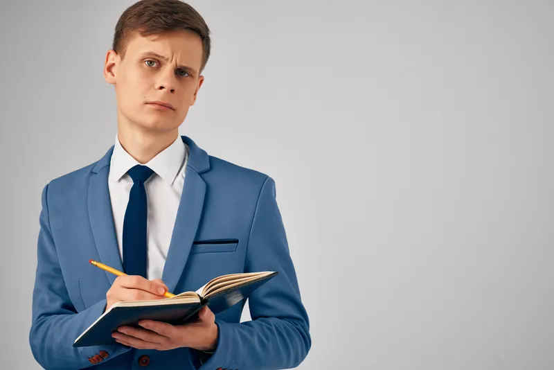 Менеджер с блокнотом в руке, рабочие документы, официальная обстановка