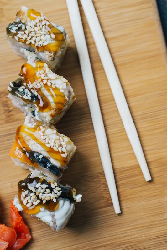 Суши, палочки для еды, японская кухня, красный имбирь, вид сверху