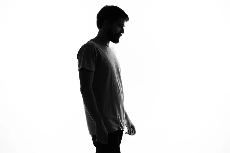 Силуэты мужчин в студии, позирующие с ощущением анонимности