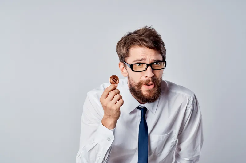 Бизнесмен в рубашке, крупный план на фоне криптовалюты Bitcoin и финансов
