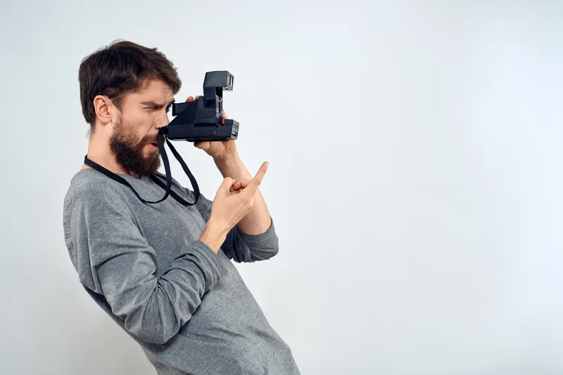 Фотограф с камерой, хобби, технологии, студия, образ жизни, творчество, светлый фон