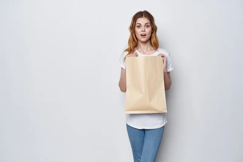 Симпатичная женщина с пакетом продуктов, доставка покупок, образ жизни