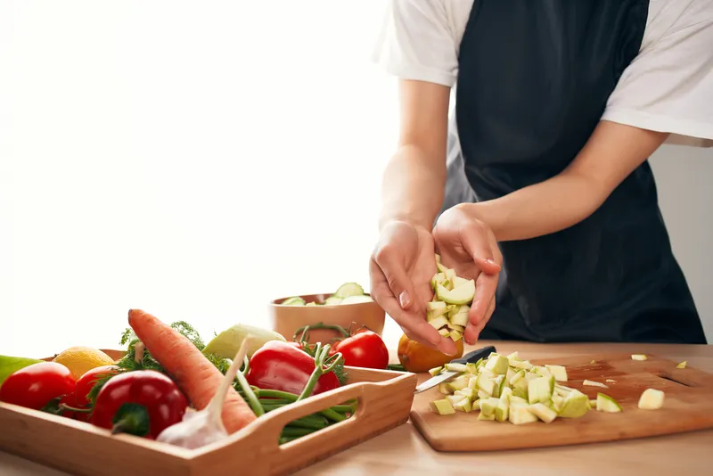 Приготовление овощей, нарезка на кухне, крупный план, витамины