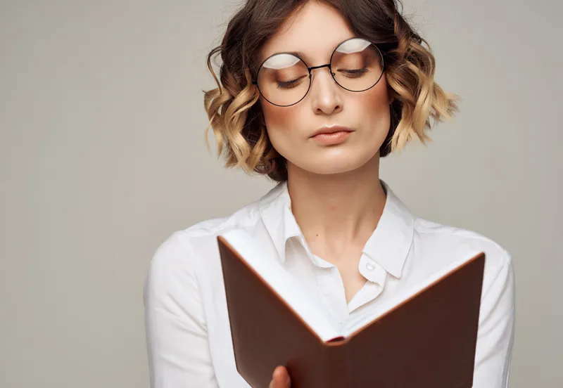 Деловая женщина с книгой в руках, профессиональная работа в студии