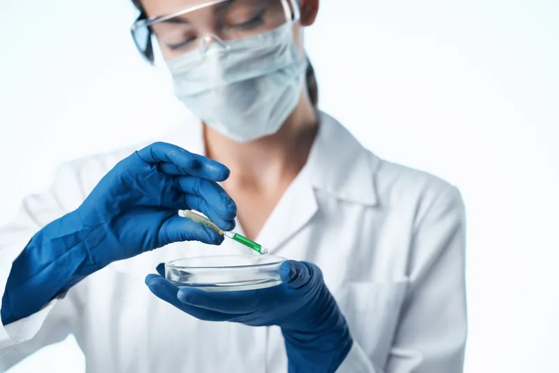 Лаборант с химическими растворами, биолог проводит исследование, изолированный фон