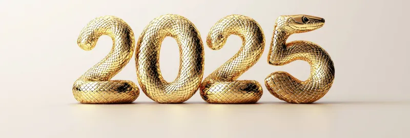 Блестящая золотая скульптура цифр 2025 в виде змеи, покоящаяся на гладкой бежевой поверхности