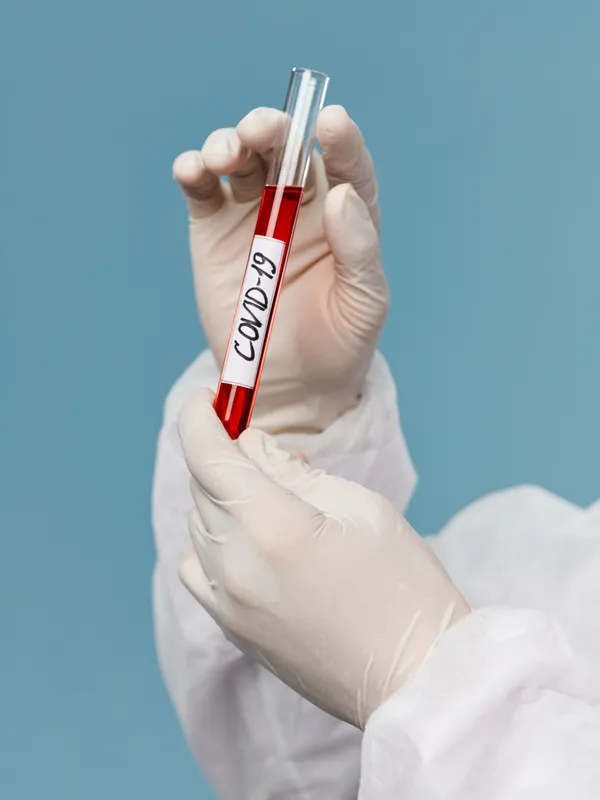 Исследование анализирует лабораторную кровь на вакцину от COVID-19 на синем фоне