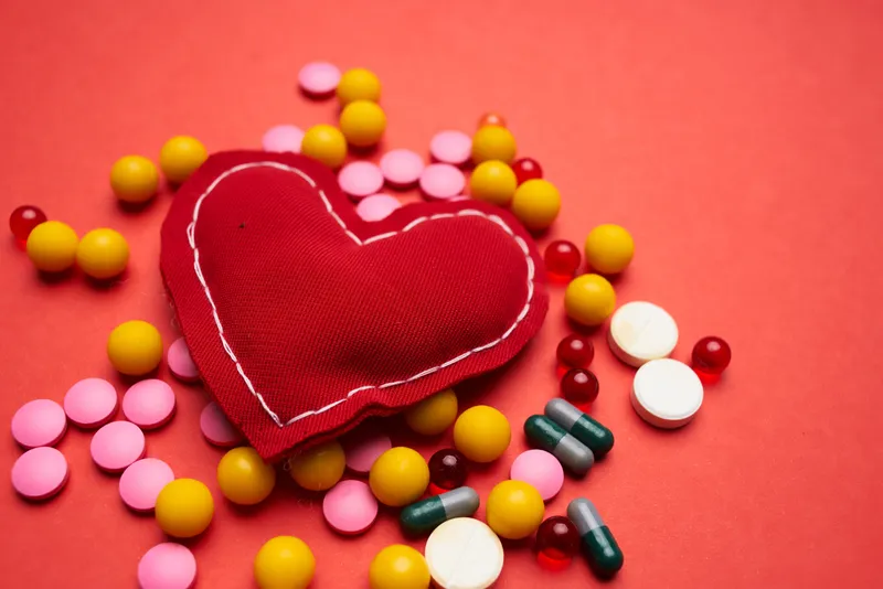 Разноцветные лекарства, фармацевтика, забота о сердце, фармакология