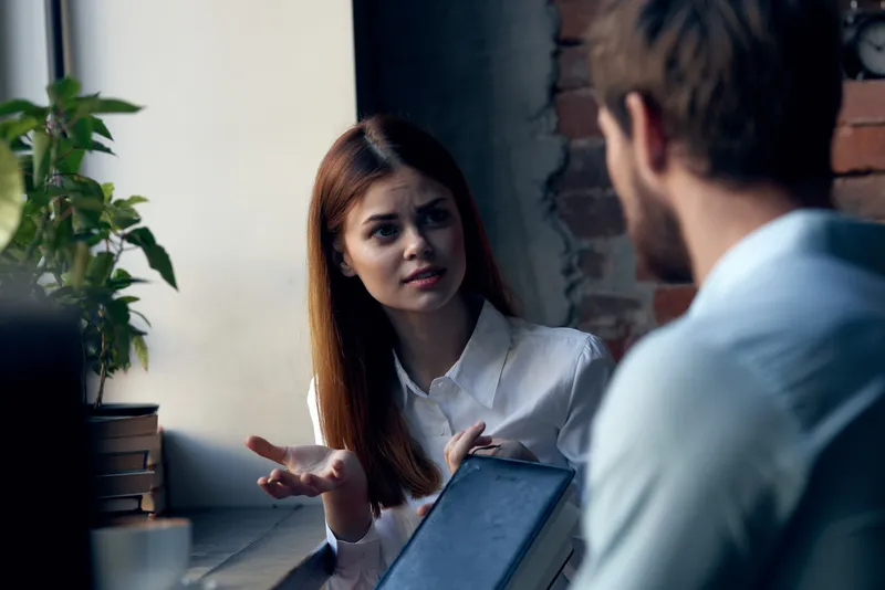 Общение коллег на работе, офис, профессионалы, командный стиль жизни