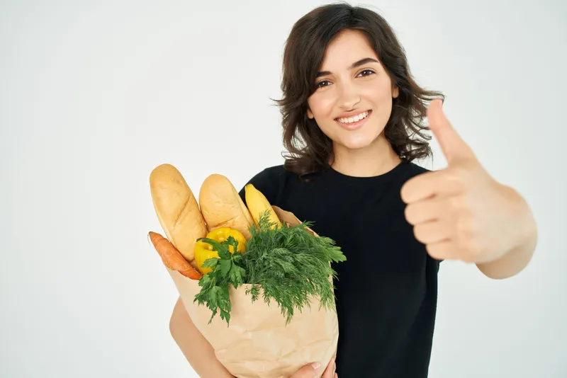 Брюнетка с пакетом продуктов, овощи, доставка здоровой пищи из супермаркета