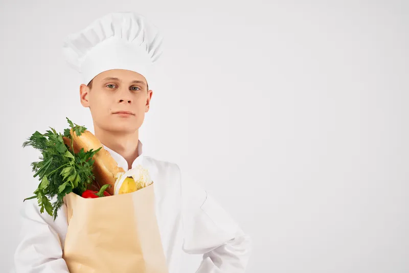 Мужчина в одежде повара с упаковкой продуктов