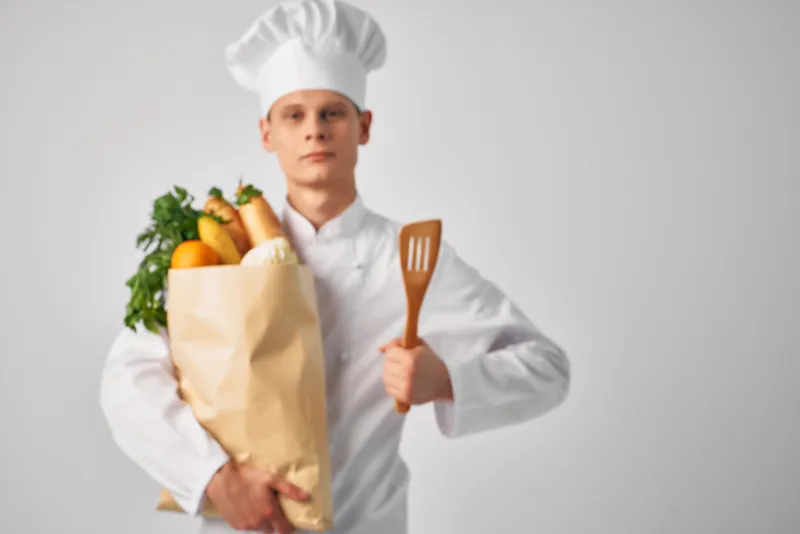 Шеф-повар мужского пола с упаковкой продуктов, ресторанная кулинария, профессионализм
