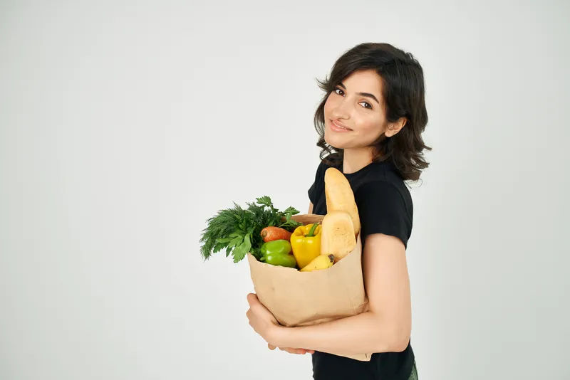 Женщина с пакетом продуктов, доставка продуктов, супермаркет