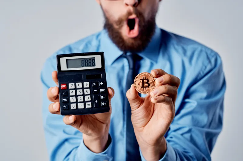 Эмоциональный мужчина работает в финансовом офисе, профессионально занимаясь экономикой
