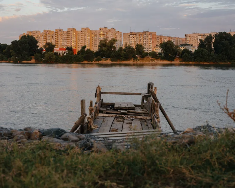 Разрушенный деревянный мост и речные камни, природа, свежий воздух