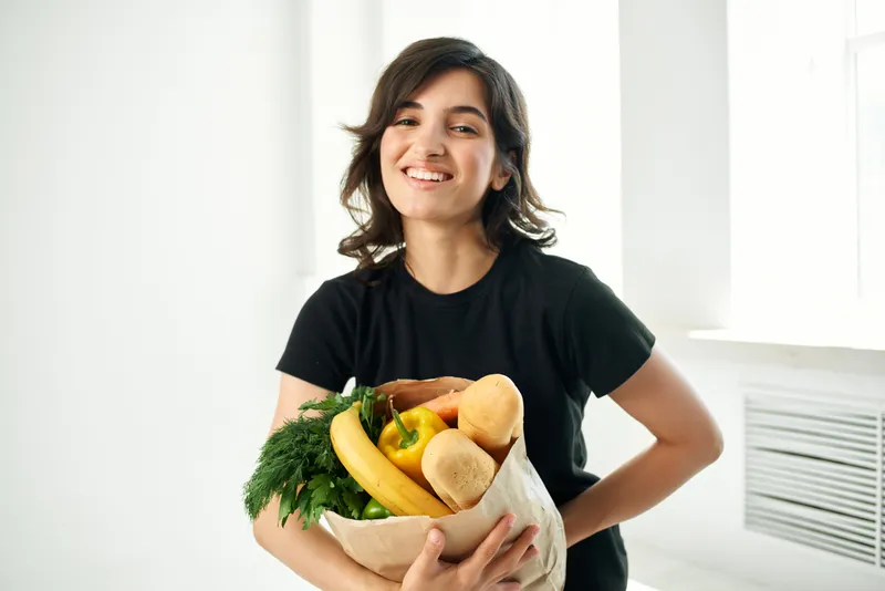 Женщина с пакетом продуктов