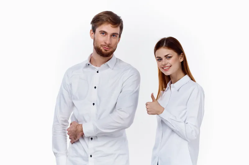 Сотрудники отдела финансов на работе: мужчина и женщина в одинаковых рубашках