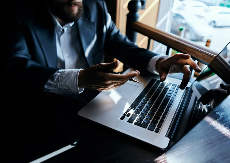 Работа за ноутбуком, технологии, общение, официальный стиль, образ жизни