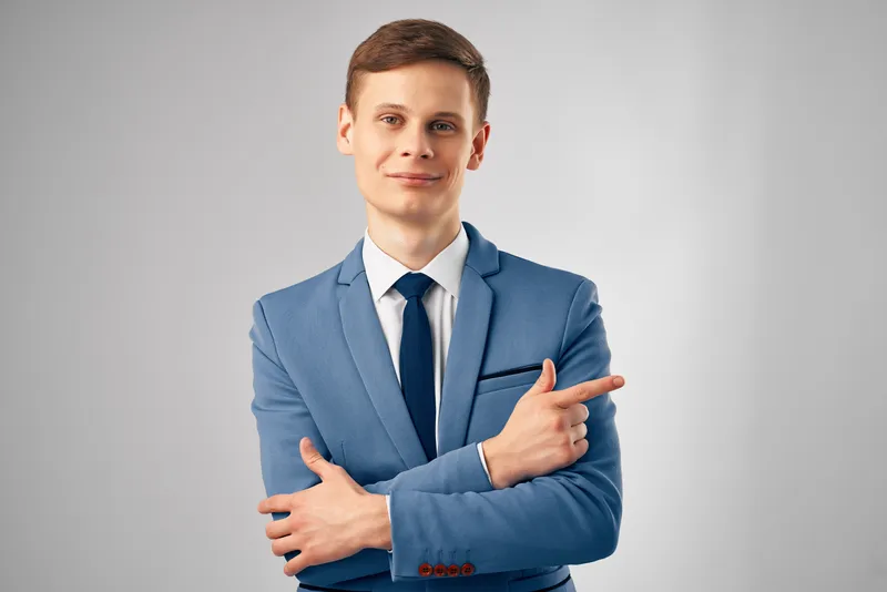 Деловой мужчина в костюме работает с документами в офисе