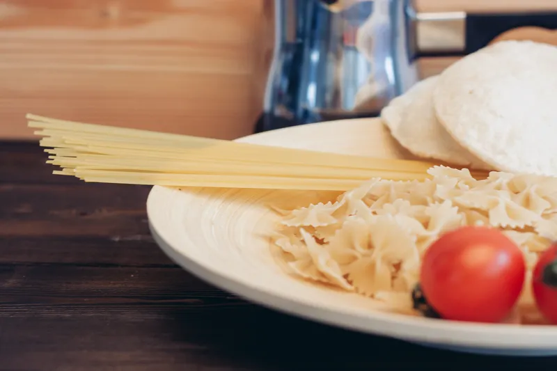 Паста с пармезаном, гурманская итальянская кухня, соус и черри