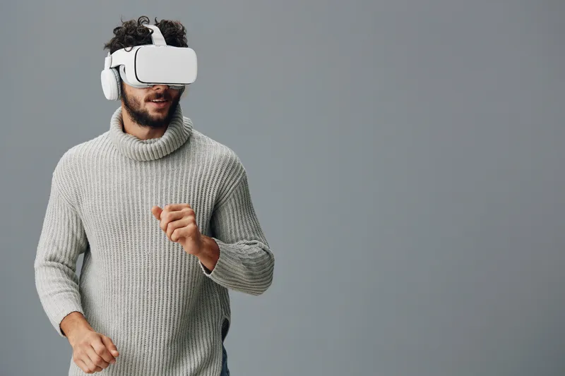 Мужчина в наушниках и VR-очках, погруженный в мир современных технологий и развлечений