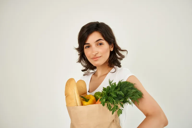 Женщина с пакетом продуктов из супермаркета, служба доставки