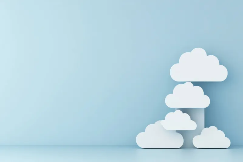 Коллекция минималистичных белых облачных форм на мягком голубом фоне, идеально подходящая для дизайнов, посвященных спокойствию, творчеству и современной эстетике