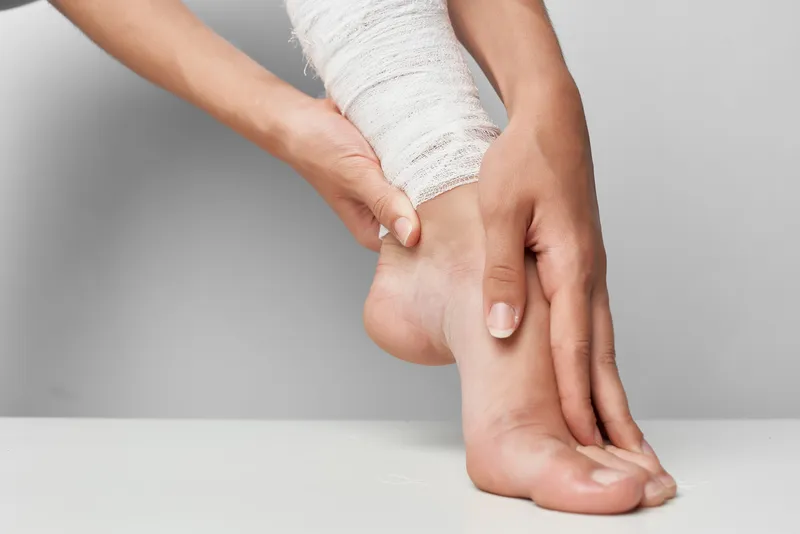 Травма женской ноги, забинтованная, крупный план, проблемы со здоровьем