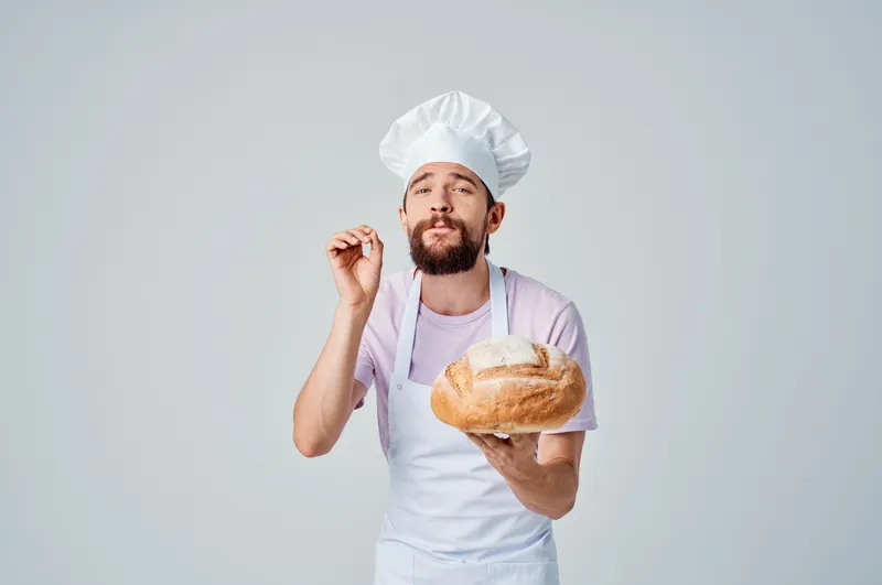 Мужчина в форме шеф-повара готовит еду, занимается выпечкой и кулинарией