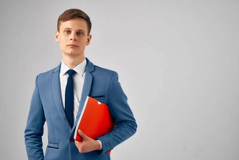 Мужчина в костюме с красной папкой, документами, работой, менеджером, официальным лицом