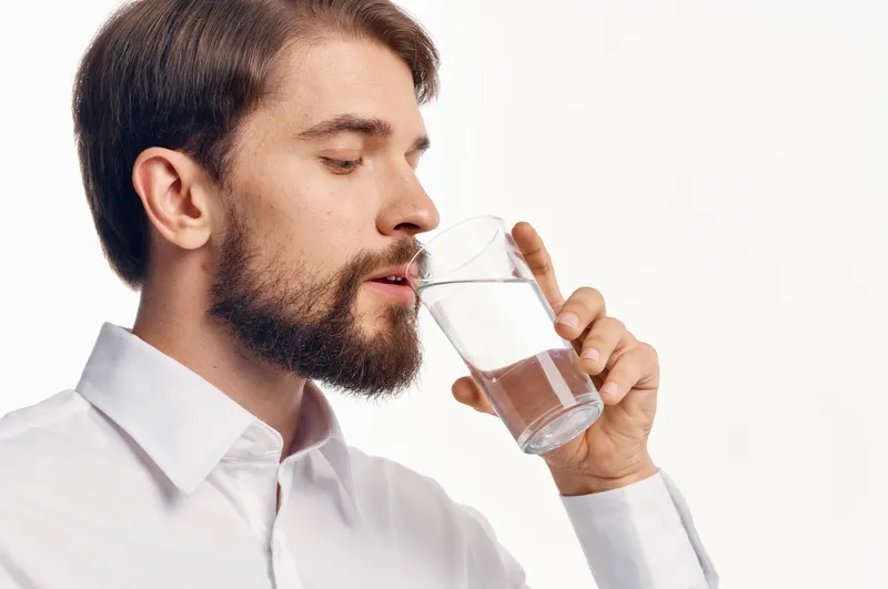 Портрет мужчины со стаканом воды