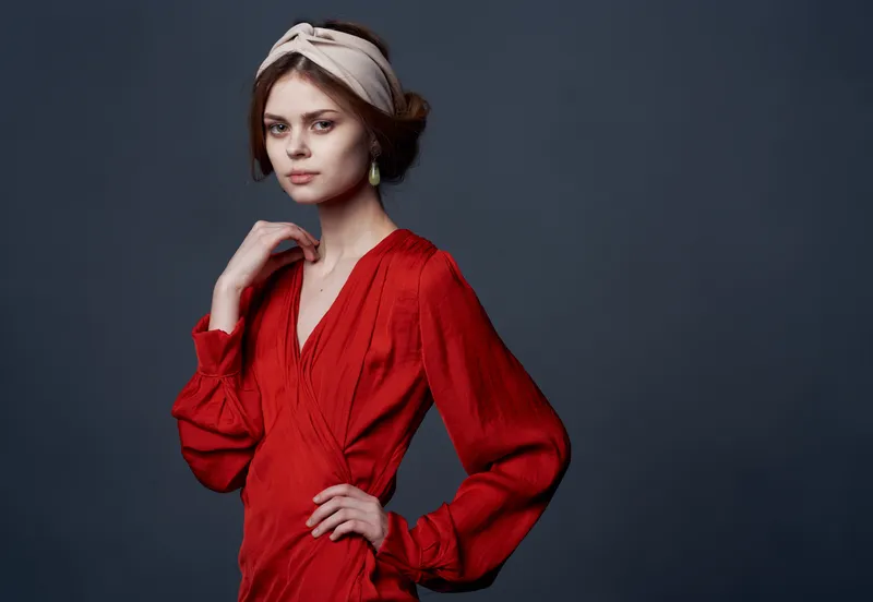 Женщина в красном платье, элегантный стиль, украшения, роскошь, этническая принадлежность