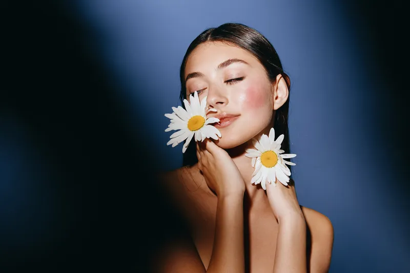 Цветущая красота: молодая женщина с цветочным портретом и сияющей кожей