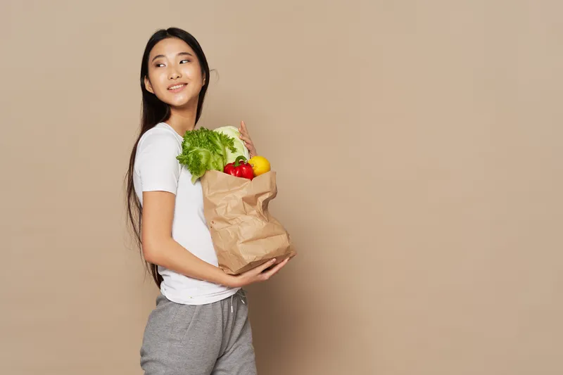 Продукты в упаковке и счастливая женщина-модель, калорийная диета