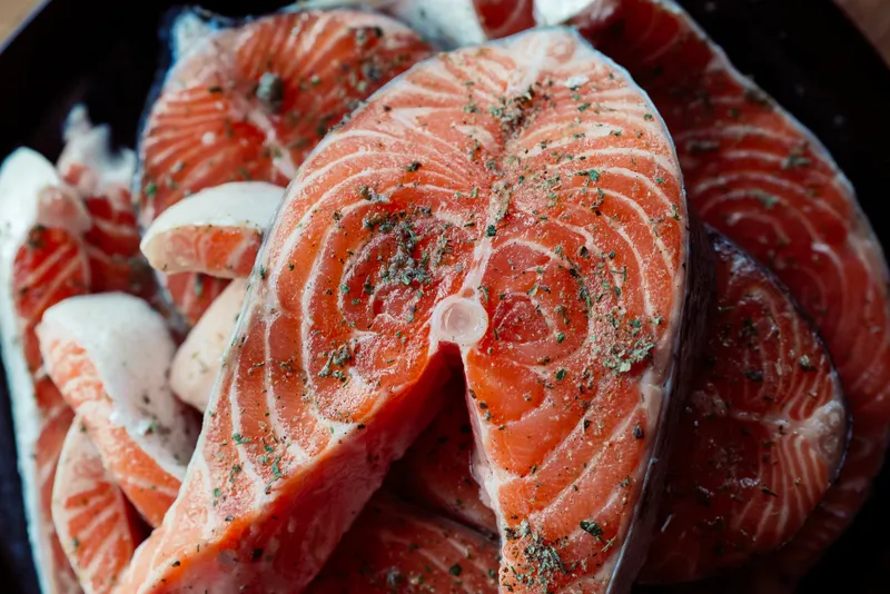 Маринованная рыба, приготовление еды, деликатес, морепродукты, специи