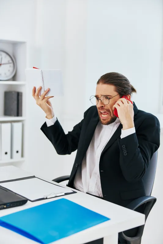 Менеджер работает в офисе за ноутбуком, ведя активный образ жизни