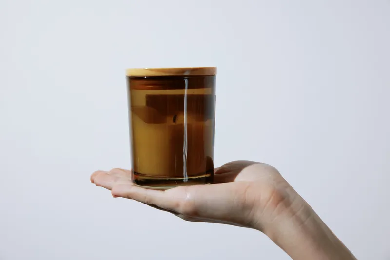 Человек держит стакан чая с надписью «tea cup» на белом фоне