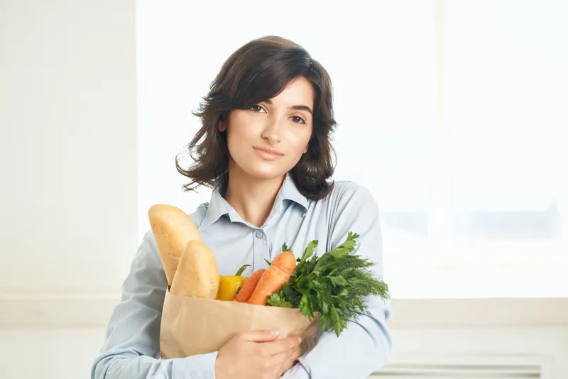 Женщина с продуктами в руках на кухне, всплеск, домохозяйка, здоровая еда