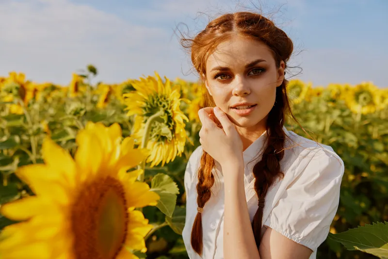 Красивая женщина с косичками в подсолнуховом поле, природа, солнце, пейзаж