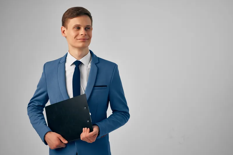 Деловой мужчина с черной папкой, офисная работа, документы, менеджер