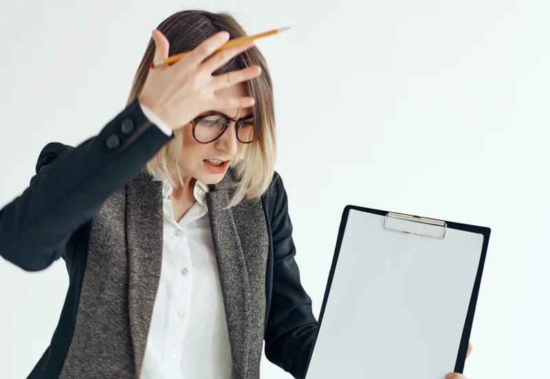 Деловая женщина в очках с документами для работы и рекламы