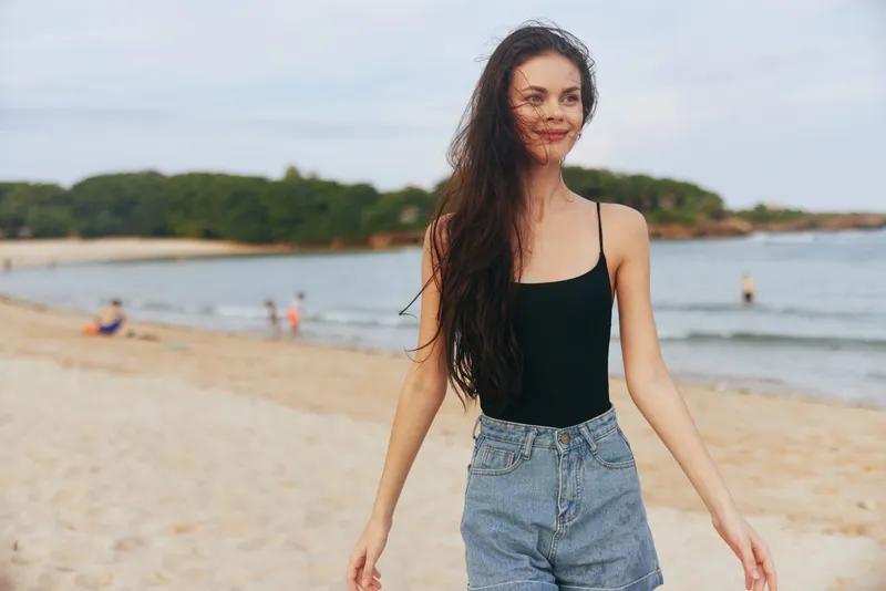 Женщина улыбается, вода, закат, океан, лето, улыбающаяся, море, взрослая, побережье, идет, пляж, человек, отпуск, путешествие, платье, образ жизни, женственность, солнце, бег, песок