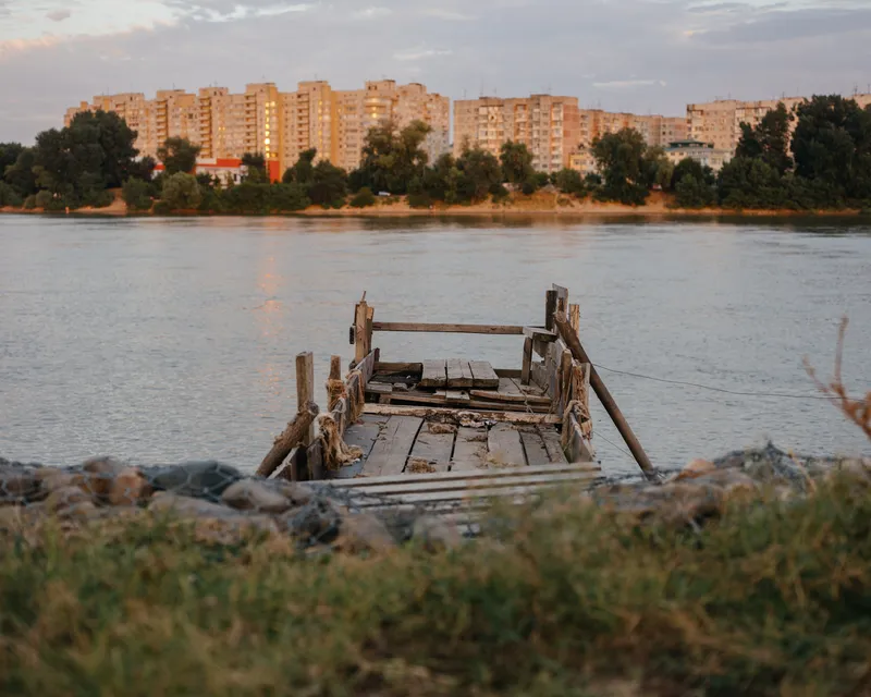 Разрушенный деревянный мост и речные камни, природа, свежий воздух