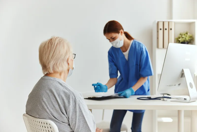Медсестра и пациент проходят осмотр и лечение