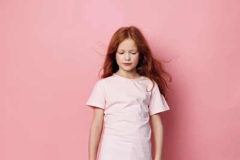 На портрете изображена маленькая девочка с рыжими волосами и красивым лицом