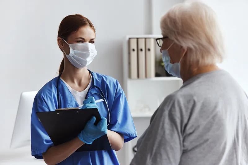 Пациент и врач дают профессиональные медицинские консультации в кабинете