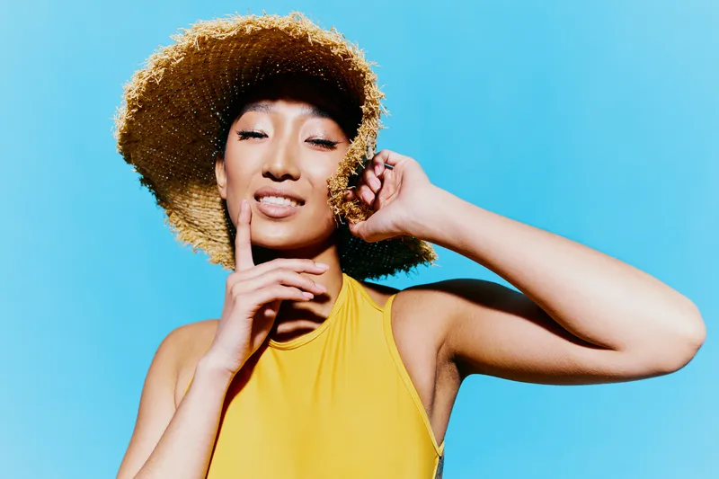 Студия, женщина, молодая, губы, милая, желтый, белый, красота, удивленная, портрет, лето, эмоция, вау, мода, купальник, трендовая, счастье, веселье, азиатка, шляпа, выражение, улыбка, леди