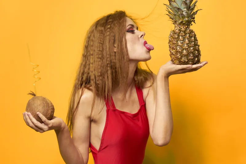 Женщина с ананасом и кокосовым коктейлем, экзотические фрукты, лето, стиль жизни на жёлтом фоне