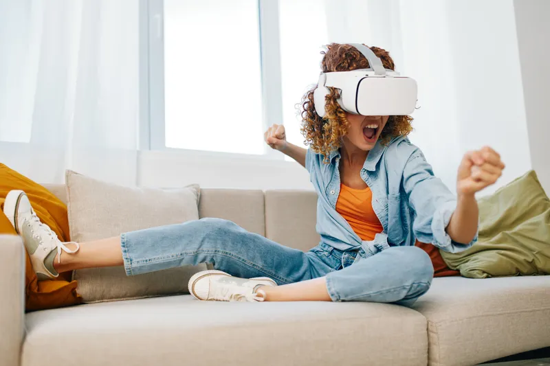 Радость виртуальной реальности: женщина улыбается, используя VR-очки дома